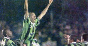 Gilberto Silva no América Mineiro - Arquivo O Curioso do Futebol - Campeões mundiais de 2002 que já disputaram a Série B