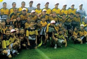 Criciúma campeão em 2002 - Foto - Reprodução revista placar