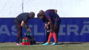 Fabinho sente dores no joelho e deixa o gramado contra a Ponte Preta - Foto - Reprodução