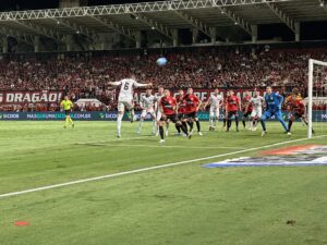 Com gol de Baralhas, Atlético-GO vence o Ituano e cola no G-4