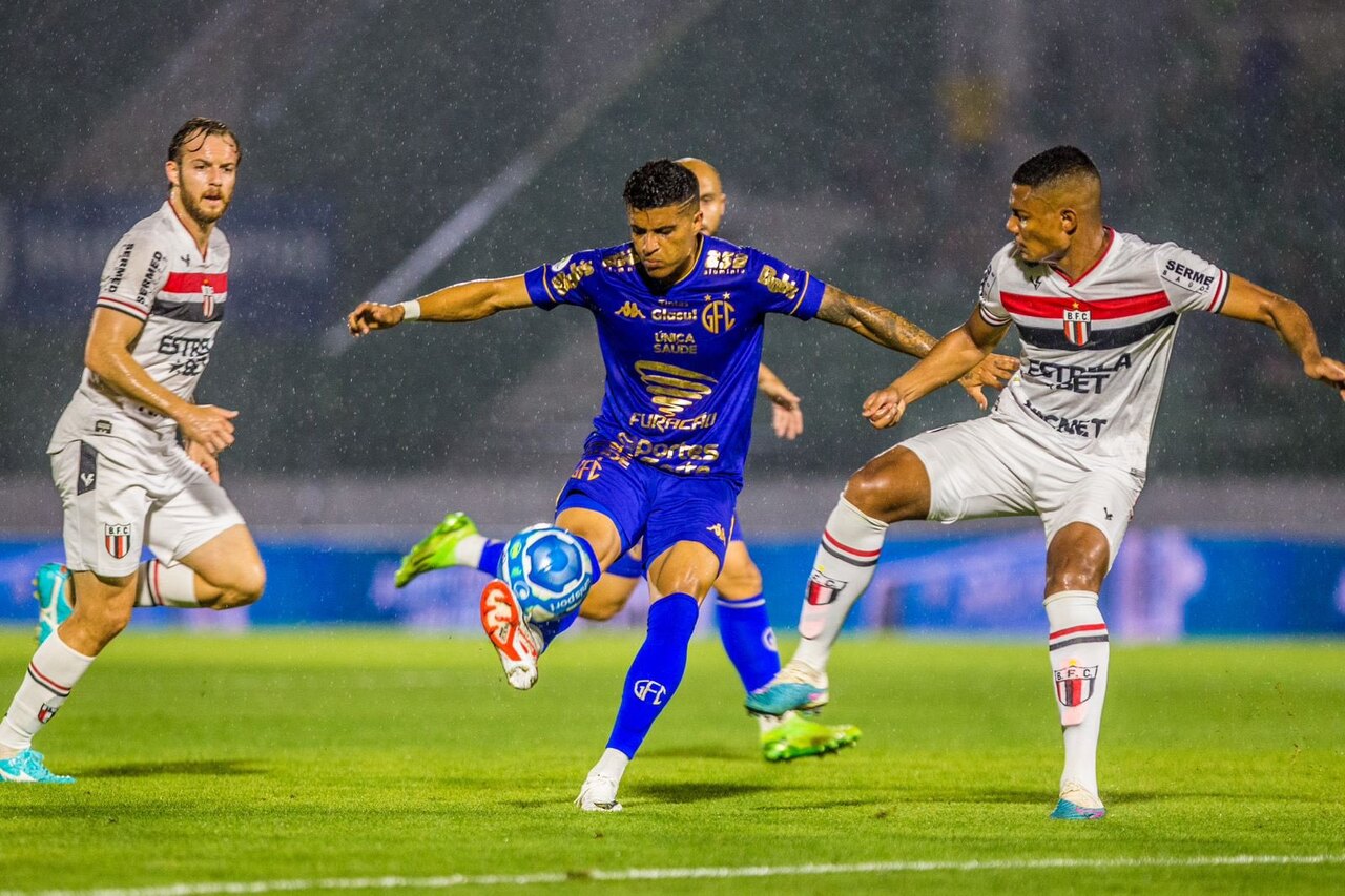 Botafogo-SP marca no fim e supera o Guarani pela Série B