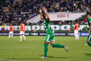 Matheus Frizzo marca no fim e Tombense vence a Chapecoense na Arena Condá