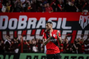 Artilheiro da Série B, Gustavo Coutinho voltará a ser titular no Atlético-GO em duelo decisivo
