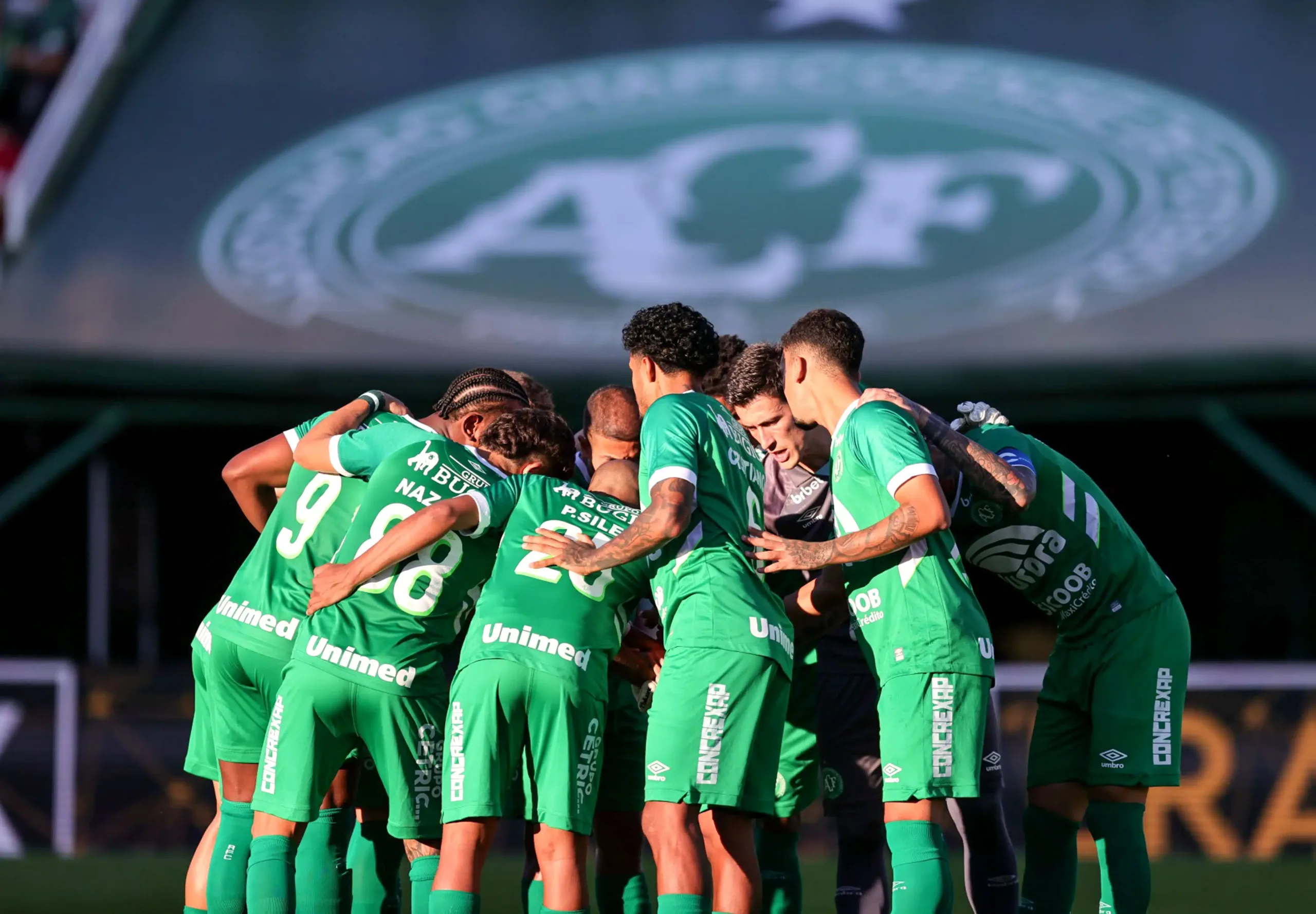 Chapecoense anuncia lateral esquerdo Kelvyn e volante Foguinho