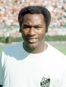 Jogadores que mais vezes vestiram a camisa do Santos na história - Edu
