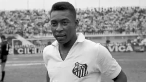 Jogadores que mais vezes vestiram a camisa do Santos na história - Pelé