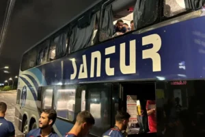 Polícia ônibus Fortaleza - Onibus-com-a-delegacao-do-Fortaleza-e-atacado-por-torcida-organizada-do-Sport-na-saida-do-estadio-jpg