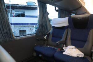 Onibus com a delegacao do Fortaleza e atacado por torcida organizada do Sport na saida doestadio. Foto: Divulgação
